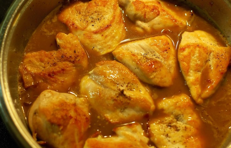 1. Этап. Курица по-испански: Далее уменьшаем огонь до минимума и в сковородку добавляем сливочного масла. Ждем пока оно там полностью растворится. Перемешаем все и затем возвращаем наши обжаренные кусочки курицы.