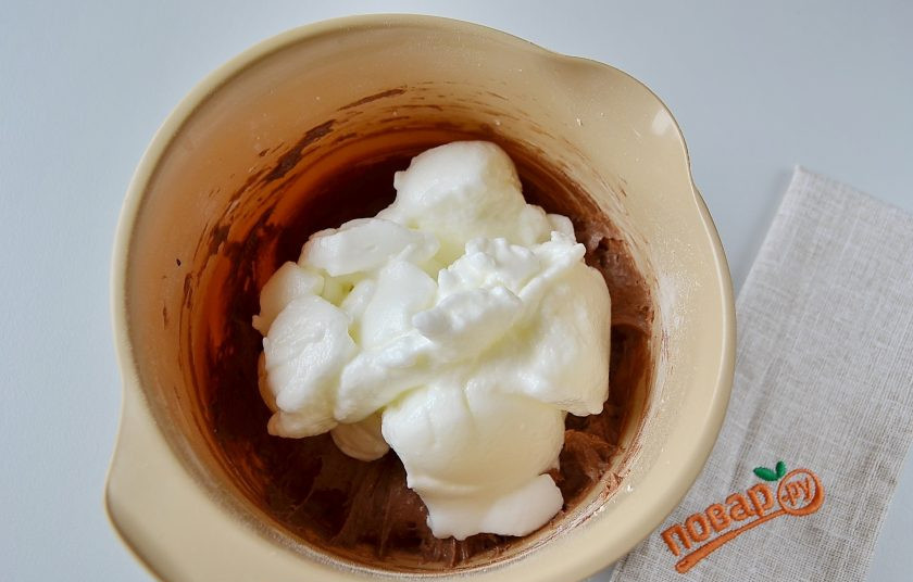 1. Этап. Торт 3 шоколада: 8. Введите взбитые белки и осторожно лопаткой перемешайте тесто. Добавьте ванильный экстракт.