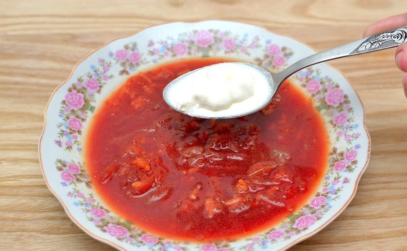 1. Этап. Рецепт борща из свеклы: Перед подачей обязательно добавьте ложечку сметанки.