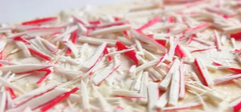 1. Этап. Очень вкусный рулет из лаваша: 1. Первый лист лаваша смажьте тонким слоем майонеза. Сверху выложите крабовые палочки, нарезанные тонкой соломкой. Накройте вторым листом, смажьте его смешанным с чесноком плавленым сыром.