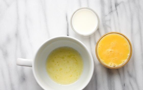 1. Этап. Банановый хлеб в кружке: Масло растопите в микроволновке, а яйцо взбейте. Соедините эти ингредиенты с молоком в кружке.