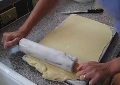 1. Этап. Сладкий хворост: 1. Смешайте сметану, желтки, алкоголь и пшеничную муку, замесите тесто. Сразу разделите его на несколько частей и раскатайте тонко.