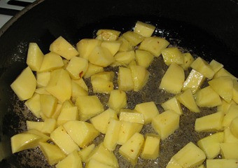 1. Этап. Рагу по-венгерски: Картофель также отдельно поджарьте на масле.