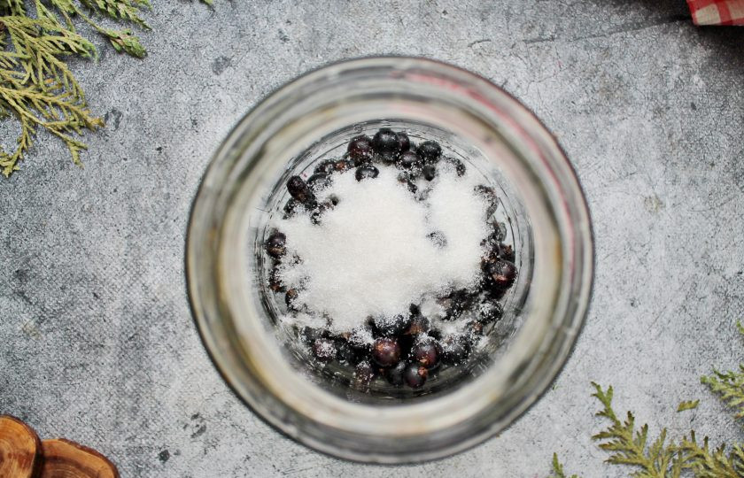 1. Этап. Настойка из черной смородины с крыжовником: Всыпьте сахар.