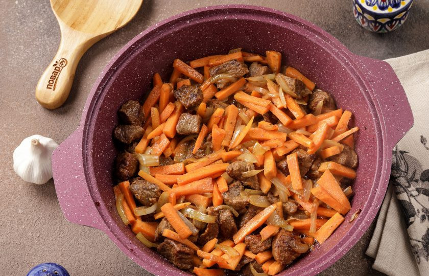 1. Этап. Плов с нутом и рисом: Не убавляя огонь, добавьте нарезанную соломкой морковь. Продолжайте обжаривать мясо с овощами ещё 10 минут.