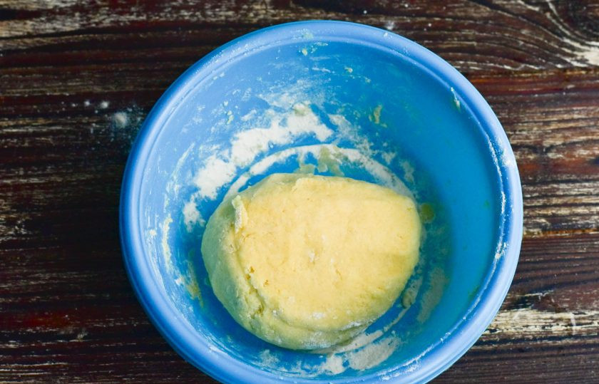 1. Этап. Тарталетки с бананом: Замесите тесто.