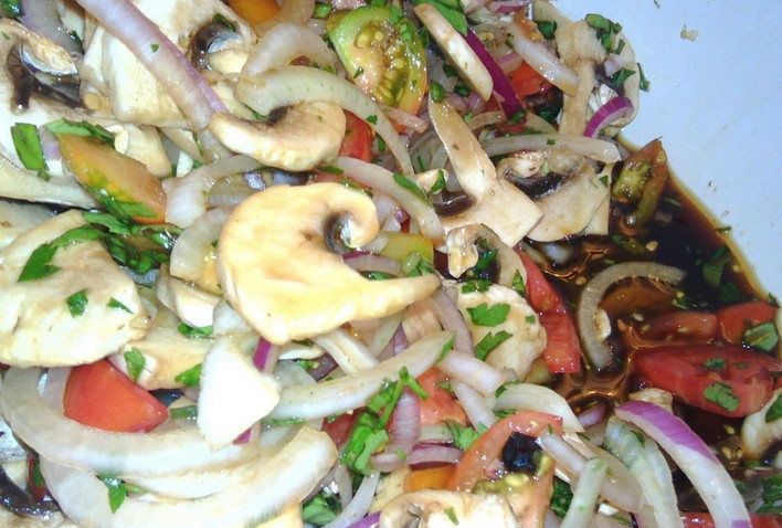 1. Этап. Салат с барбарисом: Осталось добавить соевый соус, уксус, растительное масло и специи. Все тщательно перемешиваем.