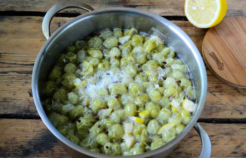 1. Этап. Варенье из крыжовника с лимоном на зиму: Затем отправьте в лимонный сироп крыжовник и проварите 5-7 минут. Снимите с огня и полностью охладите, можно даже поставить в холодильник на часок. Затем снова проварите в течение 5-7 минут и снова охладите.