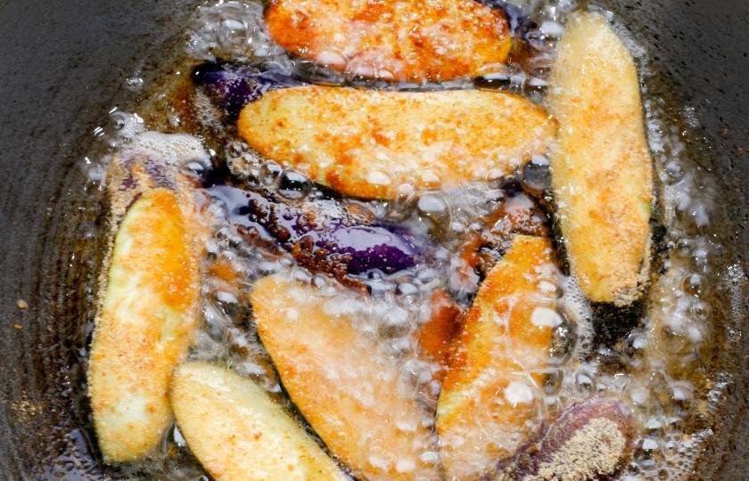 1. Этап. Баклажаны фри: Обжаривайте на растительном масле с обеих сторон до корочки.