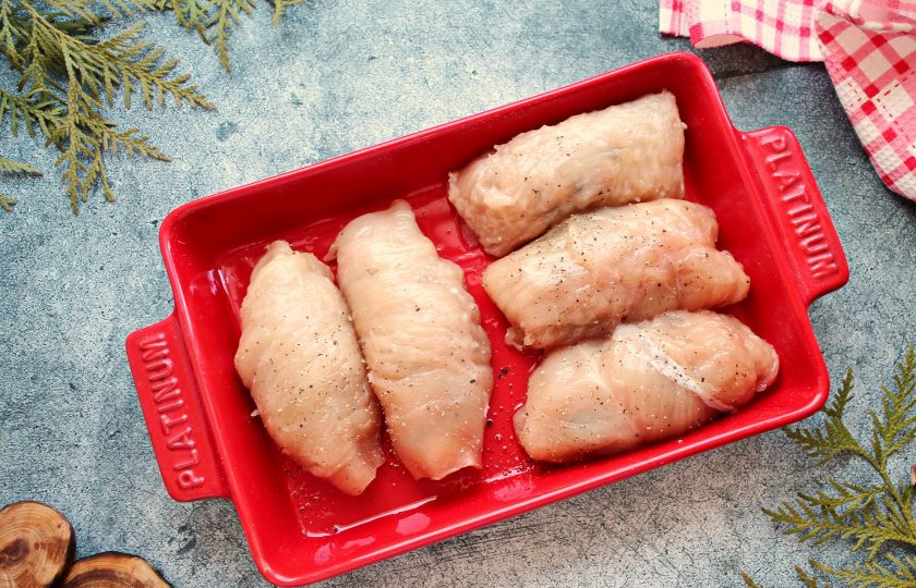 1. Этап. Куриные рулетики с грибами, маслинами и сыром: Заверните рулетики, чтобы начинка была хорошо закрыта и выложите в смазанную растительным маслом форму для запекания.