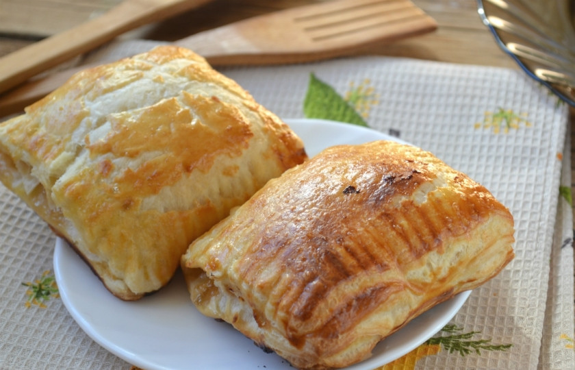 1. Этап. Слойки с вареньем из слоеного теста: Пока слойки будут выпекаться, не забудьте приготовить ароматный чай. Приятного аппетита!