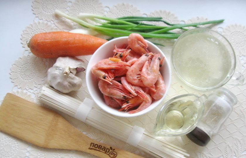 1. Этап. Суп с креветками и лапшой: Подготовьте ингредиенты для приготовления супа с креветками и лапшой.