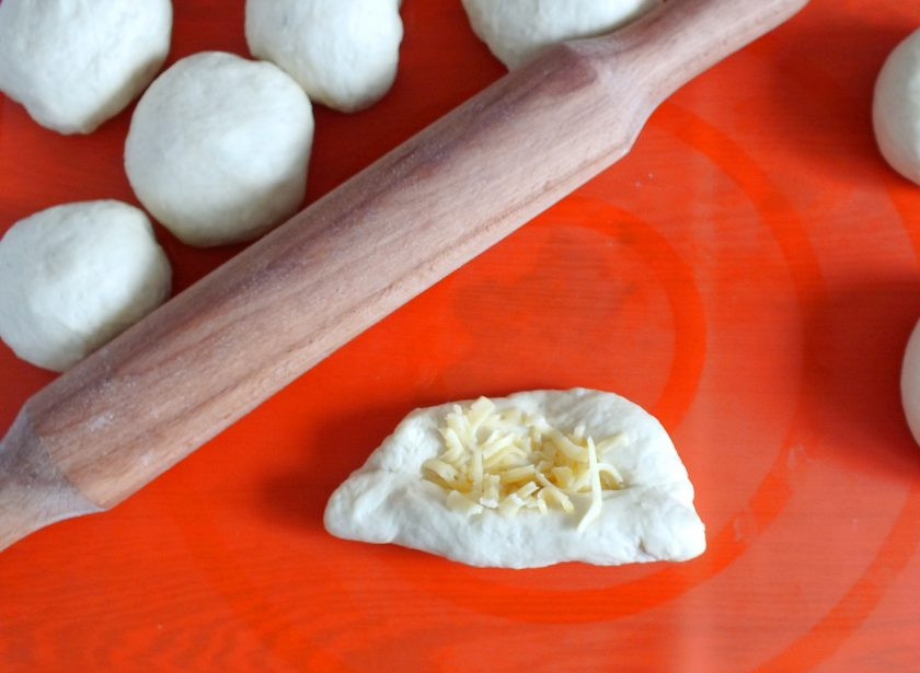 1. Этап. Булочки на рассоле: Лепешку с сыром скатайте в рулетик.