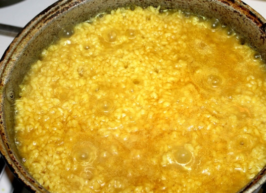 1. Этап. Плов с куриным филе: Включаем максимальный огонь, а когда жидкость закипит, уменьшаем его до среднего. Тушим, пока жидкость не выпарится до уровня риса, затем накрываем казан крышкой и делаем самый маленький огонь. Готовим примерно 25-30 минут, когда рис станет мягким, выключаем огонь, укутываем казан в полотенце и оставляем под закрытой крышкой еще на пол часа.