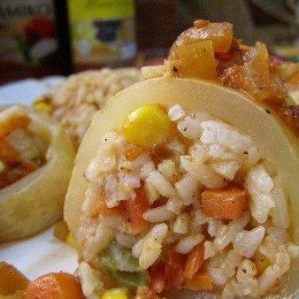 Кальмары, фаршированные рисом и овощами