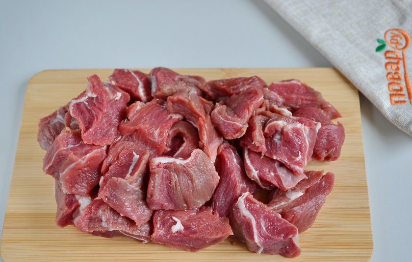 1. Этап. Чашушули по-грузински из говядины: 1. Порежьте говядину небольшими кусочками.