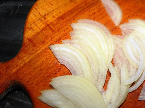 1. Этап. Простой салат со свеклой: И лук. Соедините все ингредиенты.