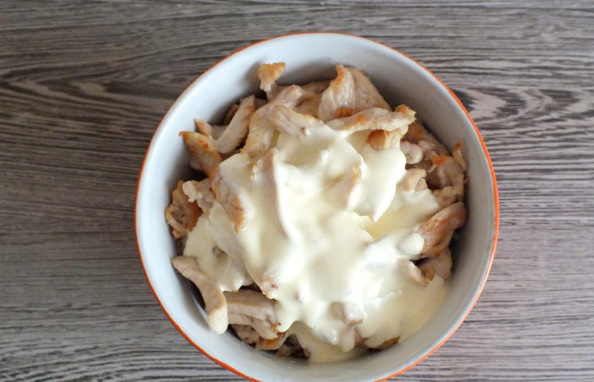 1. Этап. Салат с черешковым сельдереем и курицей: Заправьте салат. Перемешайте. Оставьте при комнатной температуре на 15 минут. Еще раз перемешайте и подавайте к столу.