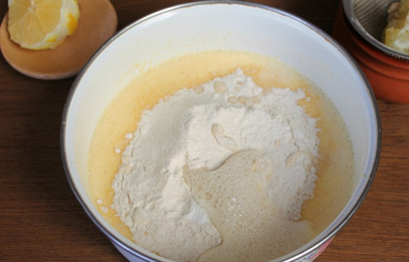 1. Этап. Пирог с лимоном: Добавляем соду и гасим ее соком половинки лимона (примерно, 2 столовых ложки сока). Замешиваем тесто.