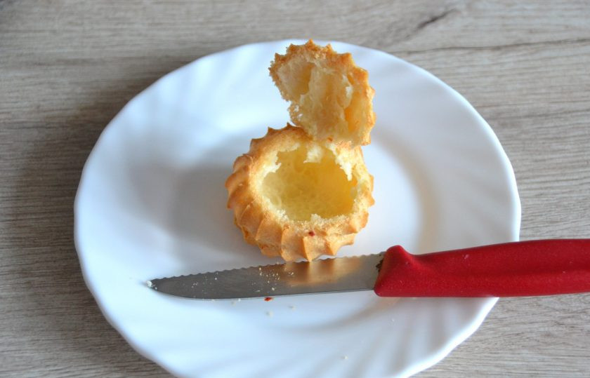 1. Этап. Профитроли без глютена: Срежьте 