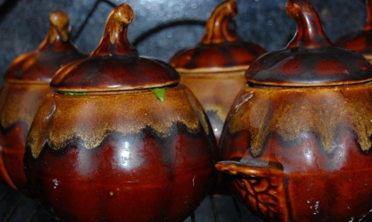 1. Этап. Сердце в горшочке: Накрываем горшочки крышками и ставим в разогретую до 200 градусов духовку на 1 час.