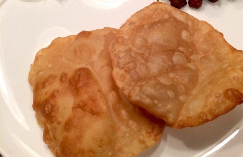 1. Этап. Индийские лепешки Пури: 10. Подавайте хрустящие лепешки к столу.