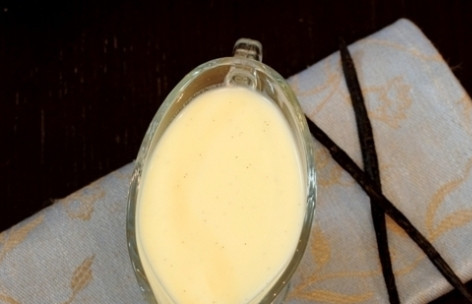 1. Этап. Соус для штруделя: Когда соус немного остынет, процедите его через сито. Можете подавать сразу, а можете убрать в холодильник до нужного случая.