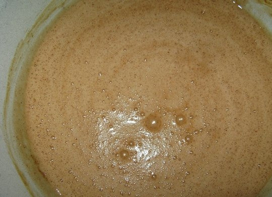 1. Этап. Тульский пряник постный: 1. В подходящей емкости соедините сахар, мед, соду и корицу. Влейте к ним растительное масло, хорошо перемешайте. Нагревайте на водяной бане, постоянно помешивая, пока не получится пузырящаяся масса однородной консистенции (минут 10-15).