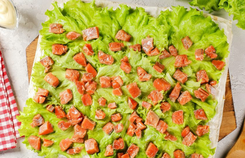 1. Этап. Лаваш с семгой: Листья салата промойте, обсушите и разложите сверху. На листья салата выложите нарезанную сёмгу.