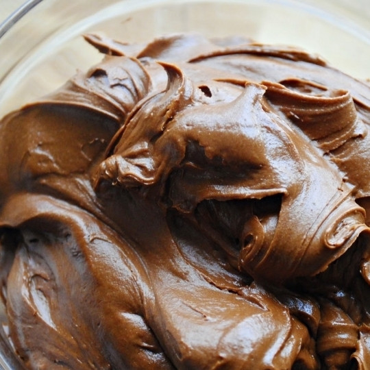 1. Этап. Крем для бисквитного торта: Вводим растопленный шоколад в сливочную смесь. Смешиваем на медленной скорости миксера до однородности. Крем готов!