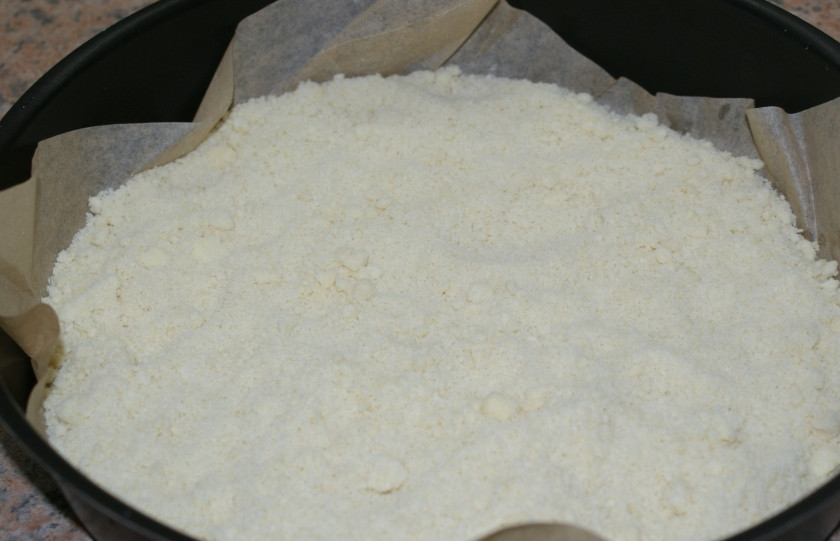 1. Этап. Творожная ватрушка из песочного теста: Застелите форму для выпечки пергаментом, выложите в неё половину имеющегося теста, разровняйте.