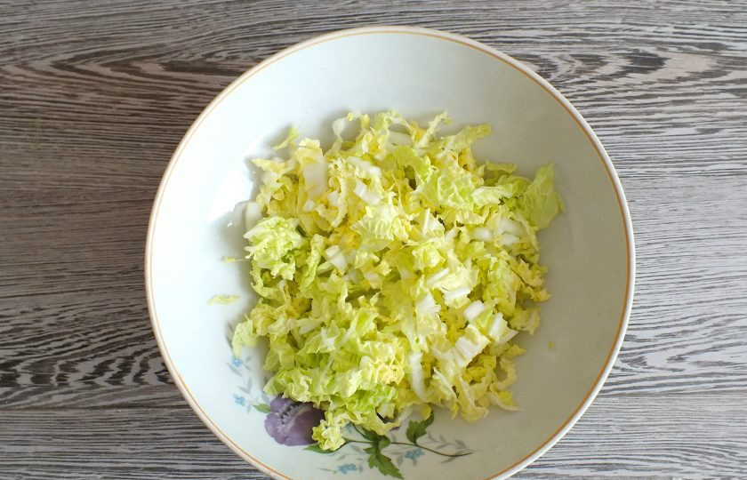 1. Этап. Салат Белые ночи с ананасом и сельдереем: В просторный салатник нарежьте или нарвите руками пекинскую капусту.