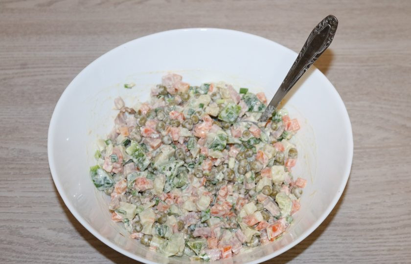 1. Этап. Салат Киевский: Немного посолите по вкусу. Хорошо всё перемешайте.