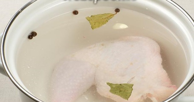 1. Этап. Куриный суп с гречкой: Куриный окорок тщательно промойте и положите в кастрюлю, объемом 2 литра. Добавьте щепотку соли, лавровый лист, перец и зубчик чеснока. Залейте все водой и поставьте вариться на медленном огне. Варить 40 минут с момента закипания.