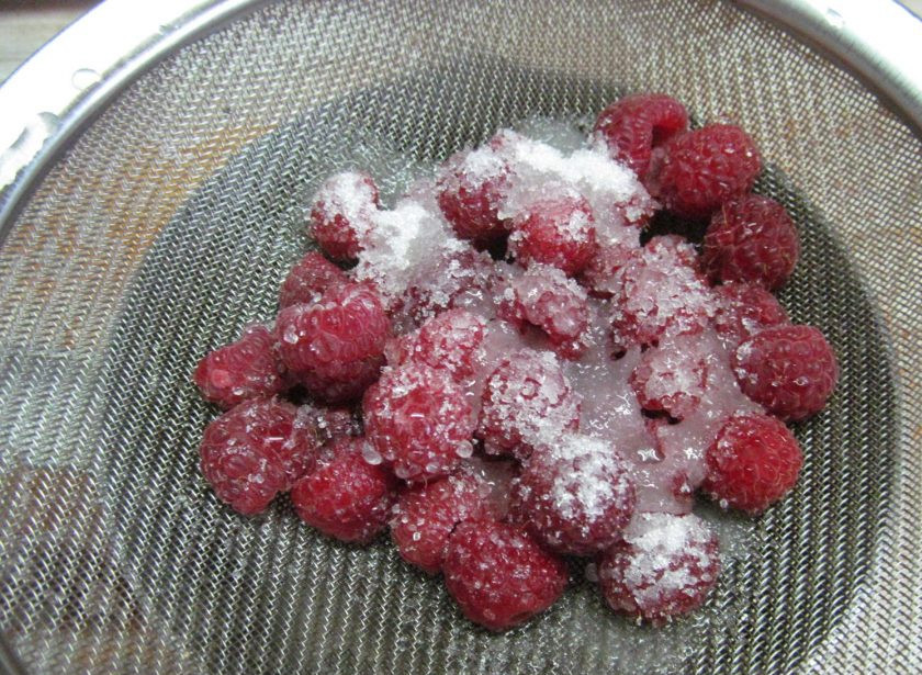 1. Этап. Ореховые оладьи с малиновым соусом: Приготовим малиновый соус. Малину смешайте с сахаром и перетрите через сито.