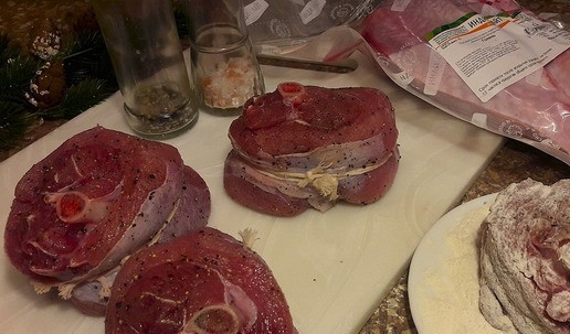 1. Этап. Оссобуко из индейки к Новогоднему столу: Обвалять голяшки в муке