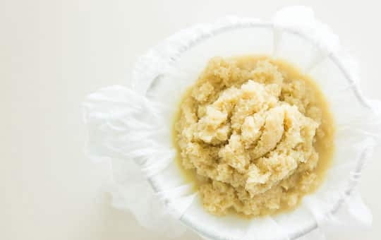 1. Этап. Сироп из лемонграсса и имбиря: 3. Отожмите полученную массу через несколько слоев марли в мерный стаканчик. Сделайте это в несколько подходов. Должно получиться 4 стакана жидкости, если 4 стакана не получается, то просто добавьте воды до получения нужного количества.