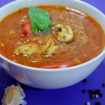 Томатный суп с мидиями