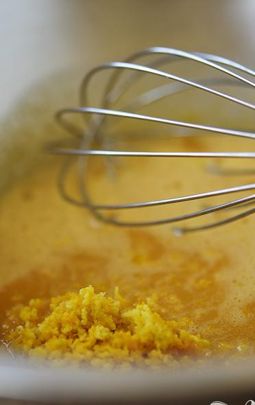 1. Этап. Свекольное суфле с апельсиновым курдом: 5. Чтобы приготовить соус разотрем с сахаром три желтка, добавим апельсиновый сок и цедру, ставим на водяную баню, помешиваем. Снимаем когда загустеет, сливочное масло вмешиваем до его растворения.