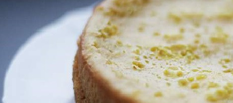 1. Этап. Апельсиновый пирог в мультиварке: Вынимаем пирог, пусть чуть остынет.