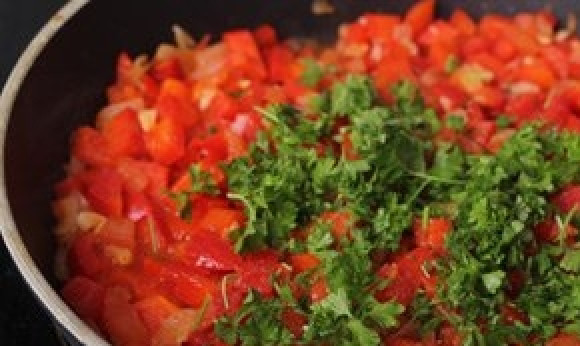 1. Этап. Рататуй в духовке: Петрушку промойте, измельчите. Всыпьте его в сковороду с солью и перцем. Перемешайте и снимите с огня.