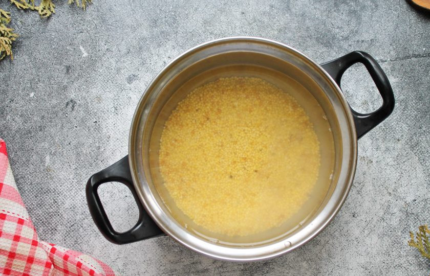 1. Этап. Кулеш Солдатский: Пшено переберите и залейте горячей водой, дайте постоять 15 минут. Откиньте пшено на сито и промойте.