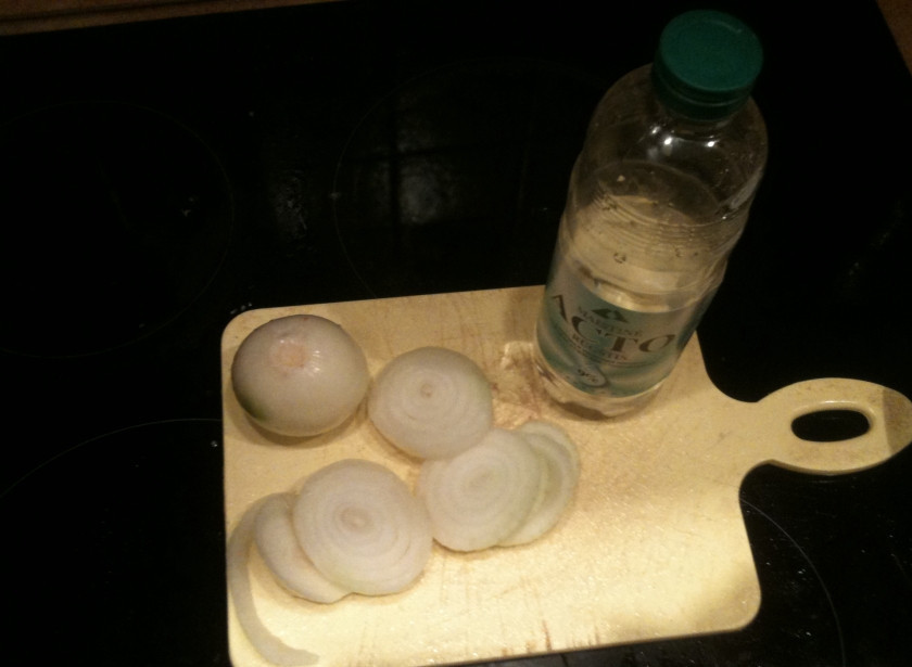 1. Этап. Куриный шашлык с уксусом и луком: В большой миске смешиваем куски курицы, кольцами нарезанный лук и уксус.