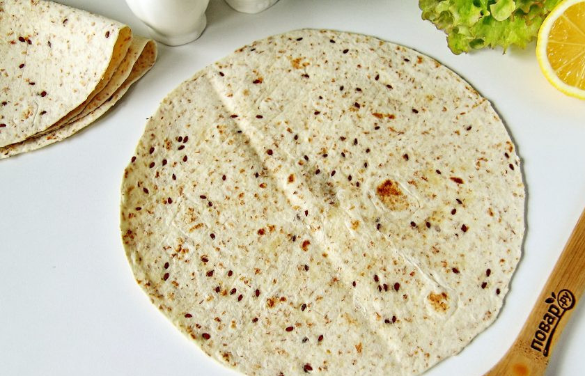 1. Этап. Ролл с сыром и ветчиной: Если у вас один большой лаваш, разрежьте его на две части. У меня было два небольших по размеру лаваша.