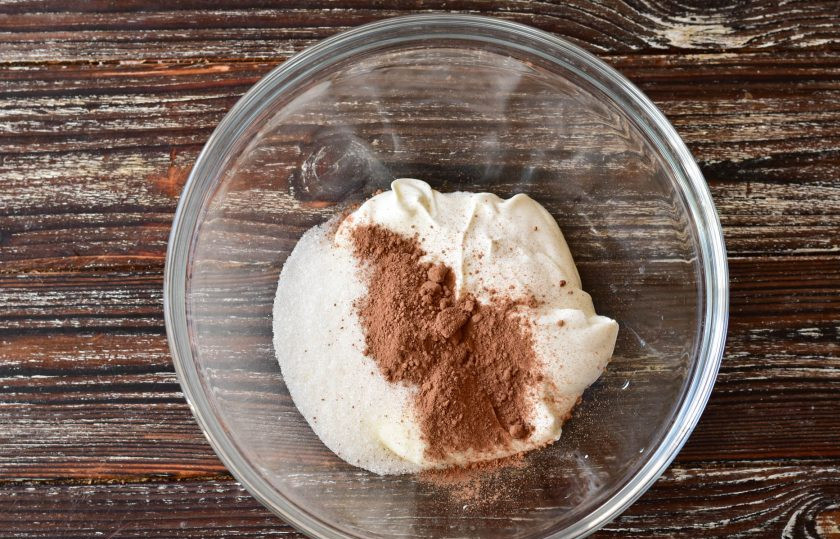 1. Этап. Сметанно-шоколадный крем: Добавьте какао.