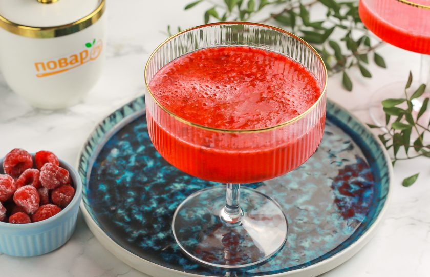 1. Этап. Коктейль с шампанским: Подайте коктейль с шампанским сразу же к столу. Сначала выпивается шампанское и в конце вы дегустируете малиновое пюре.