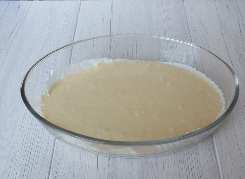 1. Этап. Яблочный пирог с пудингом: Включите духовку на 180 градусов. Возьмите широкую форму с бортиками. Застелите пищевой бумагой. Выложите 2/3 части теста.