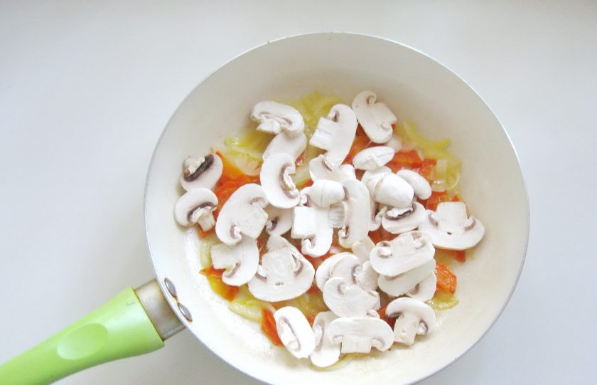 1. Этап. Куриное филе с шампиньонами в сметане: Шампиньоны очистите, нарежьте пластинами и добавьте к овощам. Налейте 100 мл воды и тушите морковь, лук, грибы под крышкой на небольшом огне 5-7 минут.