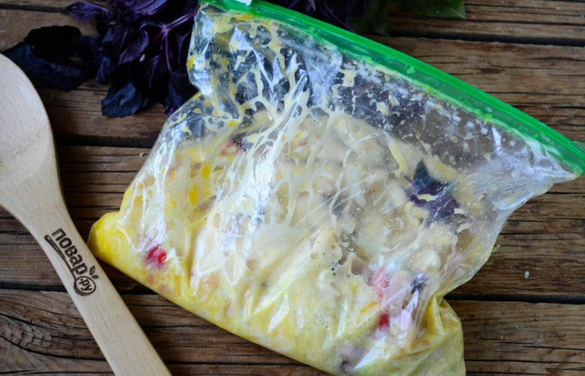 1. Этап. Воздушный омлет в пакете: Закройте или завяжите пакет и хорошенько разомните руками, чтобы все содержимое хорошенько размешалось, а яйца слегка взбились. Особых усилий для этого не потребуется, в пакете взбивать яичную массу намного проще, чем в миске.