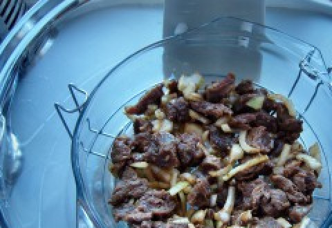 1. Этап. Рагу в аэрогриле: 1. Мясо нарезаем небольшими кусоками, лук режем и добавляем к мясу. Сюда же - специи и соевый соус. Оставляем на 2 часа мариноваться. Дальше маринованное мясо поместим в аэрогриль на двойную решетку, перевернутой ножками вверх, так, чтобы она стала низкой, и запечем 10 минут при 250 градусах. Обдув - средний.